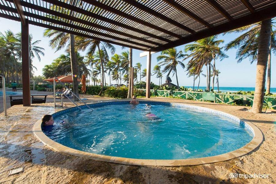 Apartamento Resort Ao Lado Do Parque Aquatico Porto Das Dunas - Pe Na Areia- Terreo Aquiraz Eksteriør bilde